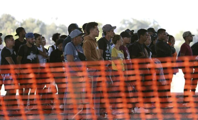 Declaran estado de emergencia por ola de migrantes sin precedentes en Eagle Pass, Texas