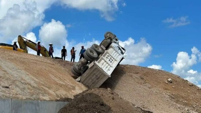 Se resbala un volquete en las obras del Tren Maya en Villas del Sol de Playa del Carmen