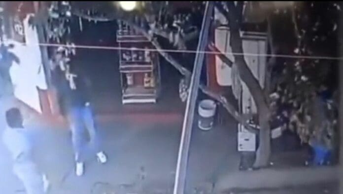 VIDEO: Captan a hombre golpeando a niño con autismo en SLP