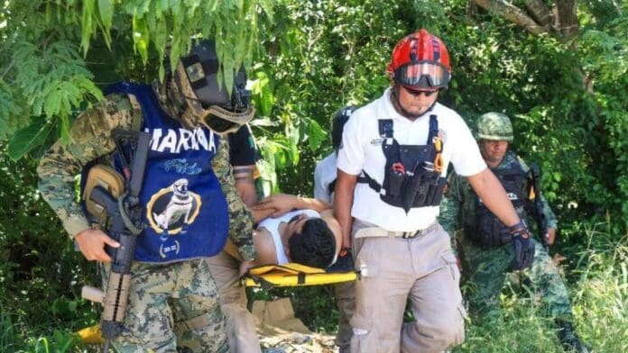 En Playa del Carmen se realizó un simulacro de huracán categoría tres, en el que se rescató a una persona de los escombros.