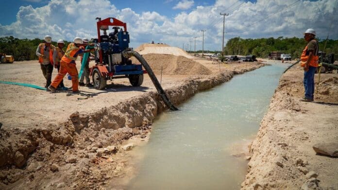 Brigadas de Aguakan atienden fuga originada por constructora ICA, en línea de 32” en Cancún