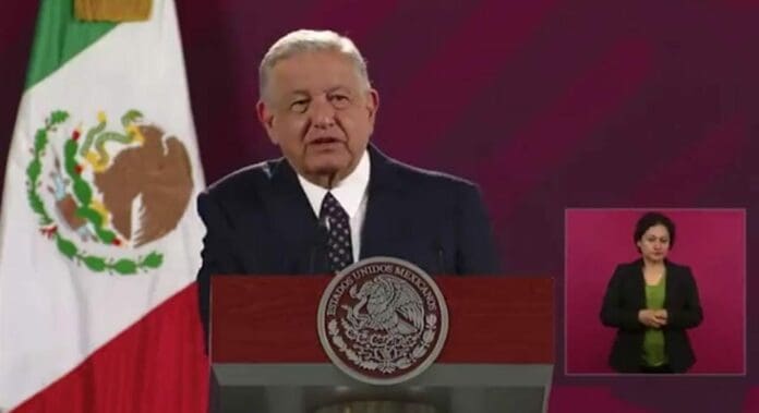 AMLO criticó este martes al INE, pues dijo que no debió ordenarle bajar la foto en la que hace entrega del bastón de mando.