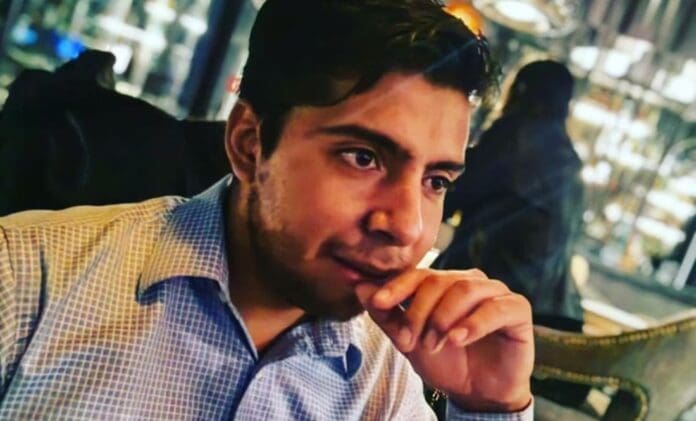 No soy mesero Paco, el de las empanadas, aclara cuál es su cargo en antro donde trabaja