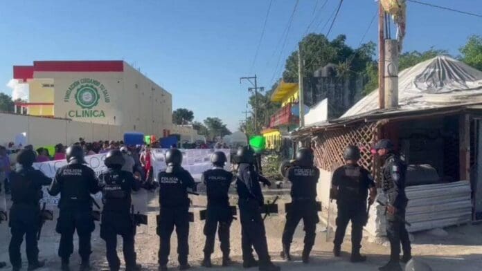 Vecinos de Santa Cecilia cerraron el acceso a la Portillo de Cancún, pues exigen pavimentación para sus calles.