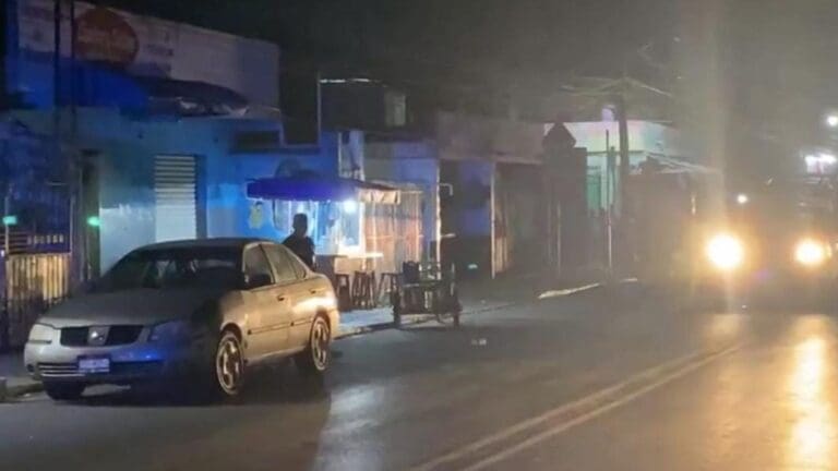 Noche violenta; asesinan a un comensal en puesto de barbacoa de la Región 68 de Cancún