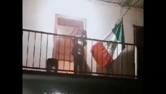Dos menores fueron captados cuando improvisaron su propio Grito de Independencia en una localidad de Chiapas.