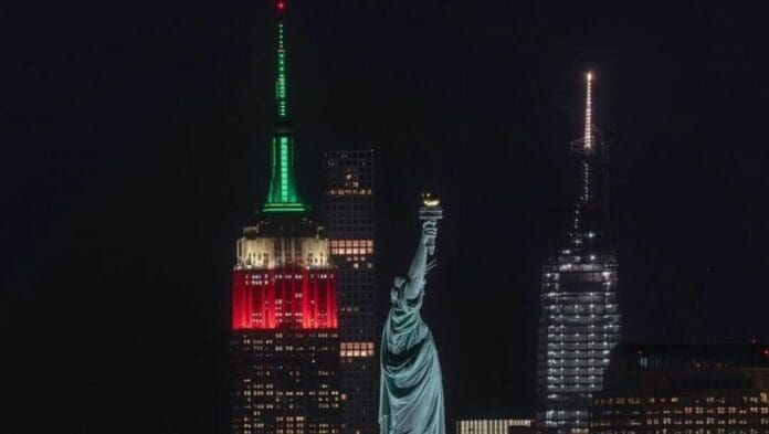 Monumentos del mundo se pintan de tricolor por la Independencia de México