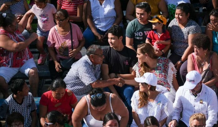Preside Mara Lezama con el pueblo el desfile cívico militar