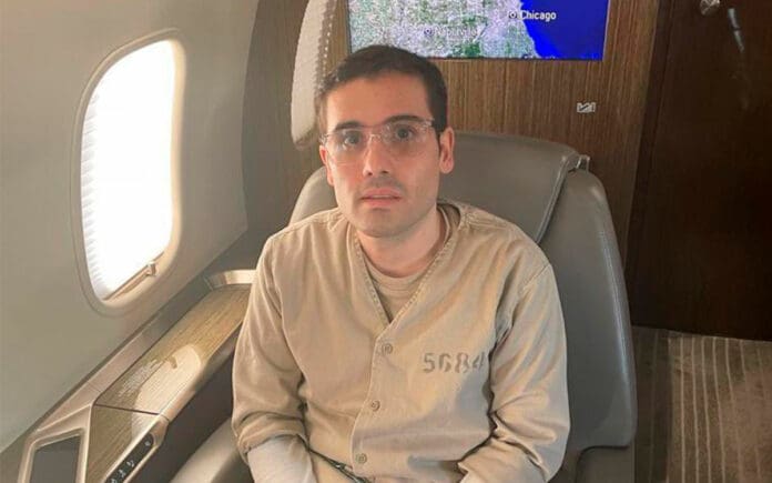 Filtran foto de Ovidio Guzmán siendo extraditado, 