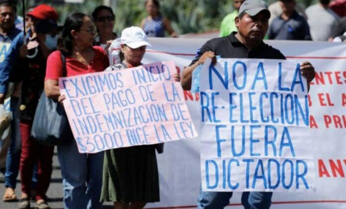 Miles de salvadoreños protestan contra reelección de Bukele y 