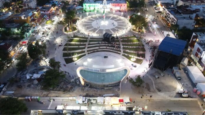 La plaza 28 de julio de Playa del Carmen luce espectacular para la noche del grito de Independencia este 15 de septiembre.