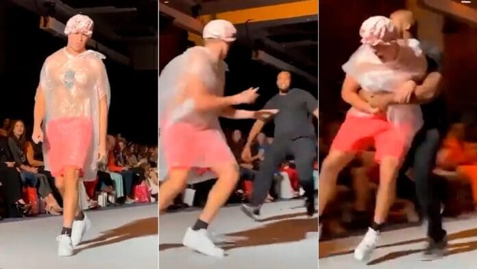 Un youtuber desfila en Nueva York disfrazado con una bolsa de basura