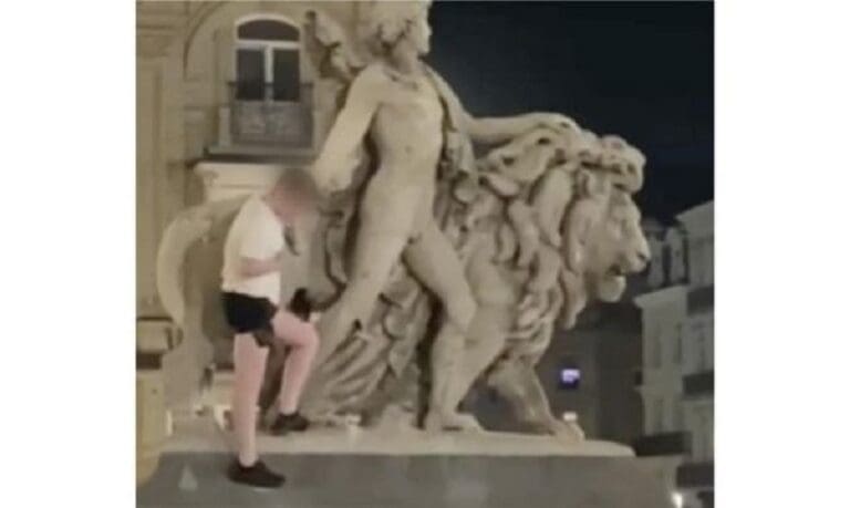 Video: Turista Irlandés ebrio escala una estatua en Bruselas y causa daños por 19 mil dólares