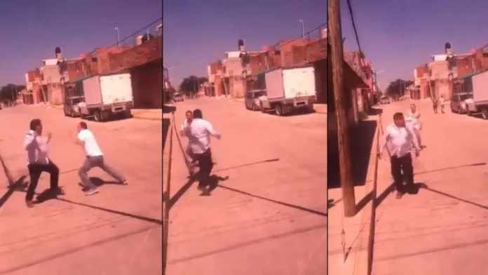 Choferes de microbús se agarran a golpes frente al pasaje en La Piedad, Michoacán