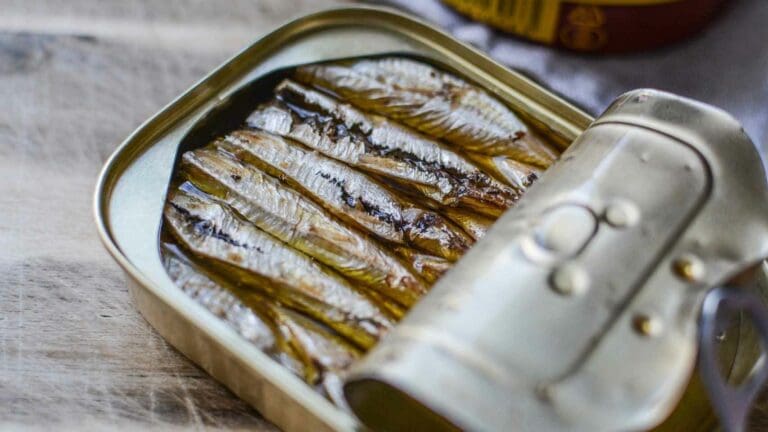 Mujer muere de botulismo en Francia tras comer sardinas descompuestas