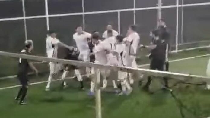 Futbolista colombiano en coma tras golpiza durante partido en México