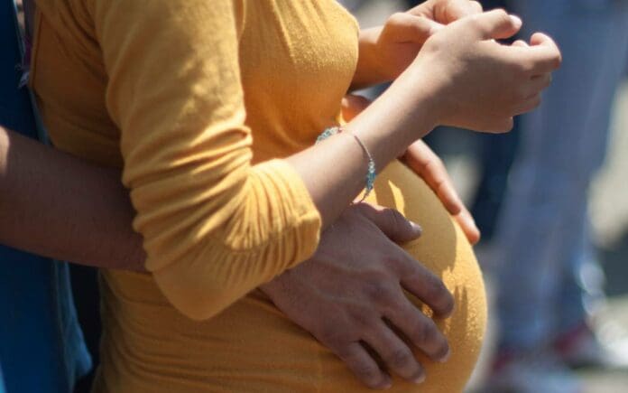 Mujer denuncia el robo de sus mellizos en clínica privada en CDMX