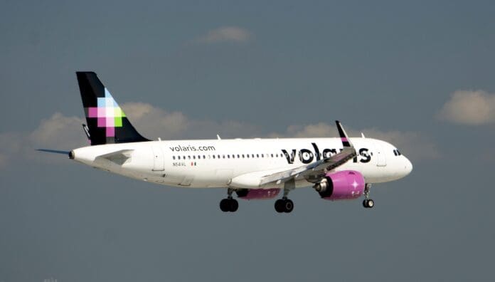 VIDEO: Pasajero de Volaris activa alarma de incendios de un avión por fumar en el baño