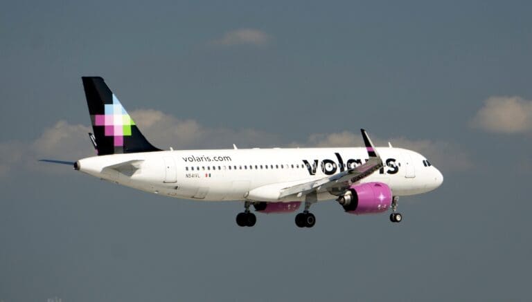VIDEO: Pasajero de Volaris activa alarma de incendios de un avión por fumar en el baño