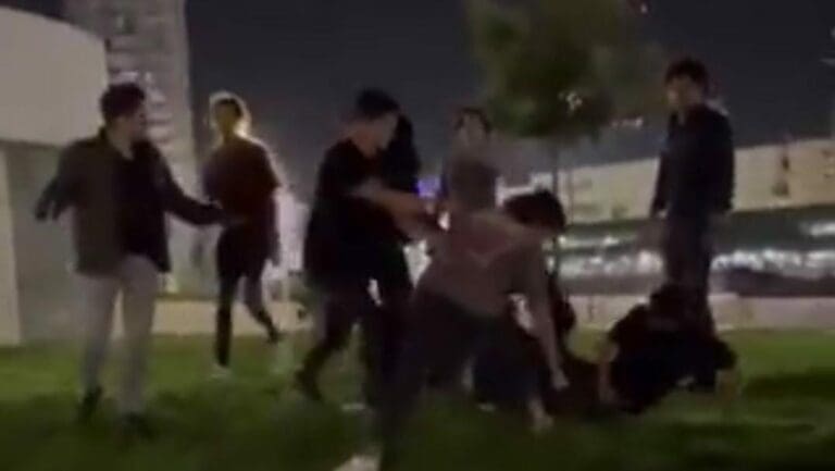 Video: Joven fue golpeado por varios sujetos en Puebla; acabó con fractura en el rostro