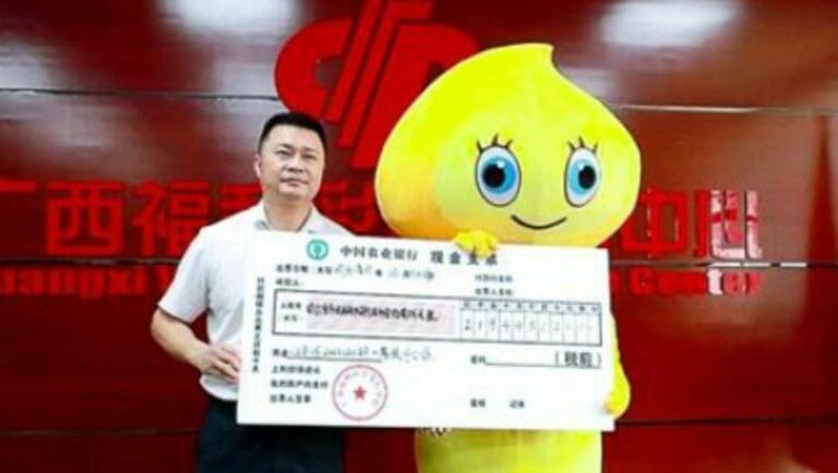 Hombre gana la lotería y recoge su premio disfrazado para esconderlo de su esposa e hijo