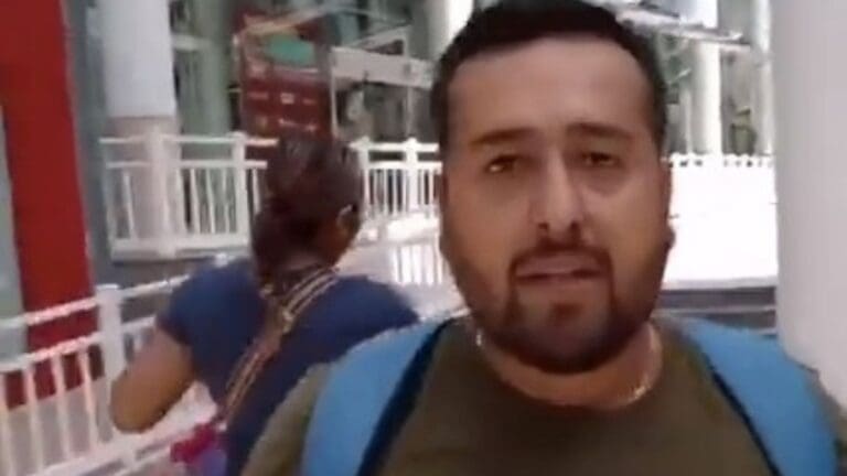 Video: LordBabas: Sujeto en Plaza Outlet de Cancún golpea a su hija y le escupe a una mujer