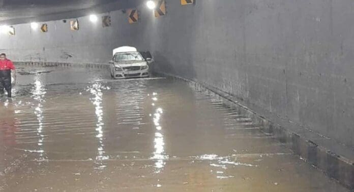 Debido al agua acumulada por las lluvias, dos personas murieron ahogadas dentro de un auto cuando intentaron cruzar un paso a desnivel.