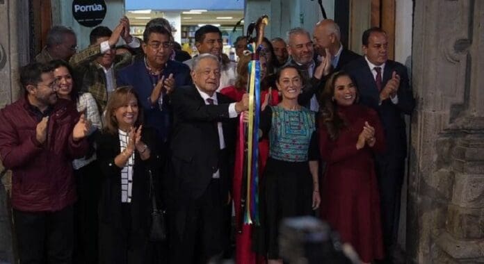 AMLO entrega ‘bastón de mando’ a Sheinbaum en un restaurante