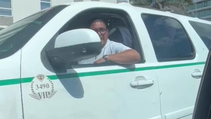 Taxistas de Cancún obligan a turistas a bajarse de un Uber afuera del hotel City Express Aeropuerto