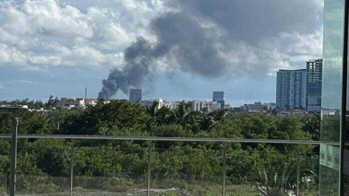 Incendio de una pipa en el bulevar Colosio de Cancún causó una explosión y quemaduras a un trabajador
