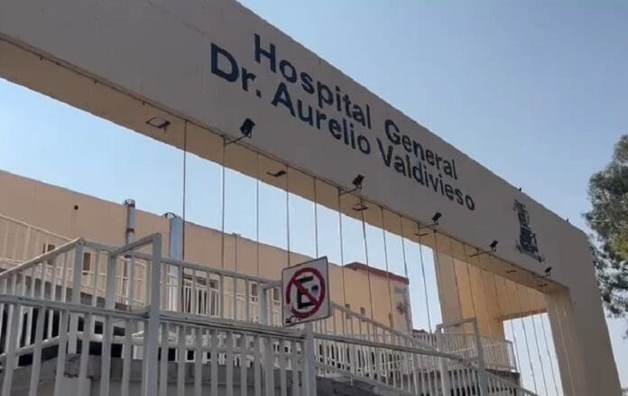 Hospital de Oaxaca coloca a recién nacido en caja de cartón; destituyen a directivo