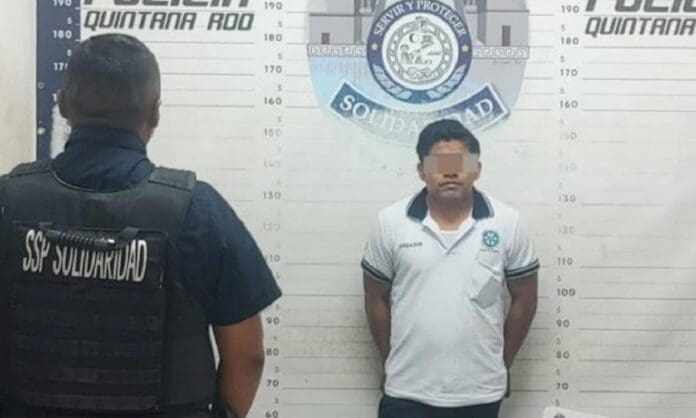 Detienen a Taxista en Playa del Carmen por golpear a su pareja y amenazarla con un tubo