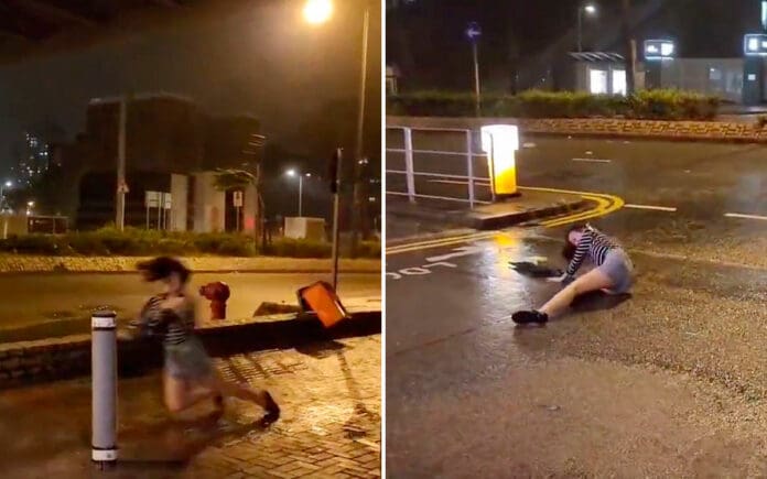 Supertifón Saola arrastra a mujer por calles de Hong Kong