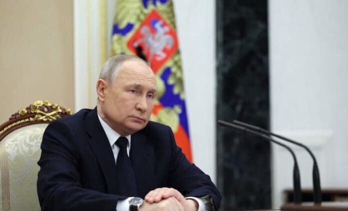 Rusia es invencible, afirma Putin a alumnos; incluye guerra en Ucrania a cursos