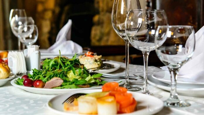 Restaurante cobra extra a una familia 