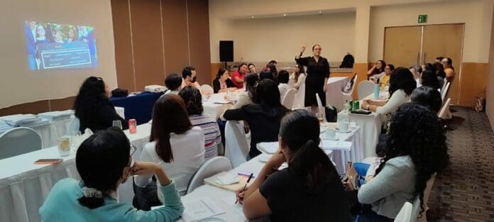 Capacita la SEQ a 300 docentes en idioma inglés