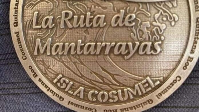 Un tremendo error se cometió con las medallas de una competencia de nado. Escribieron 