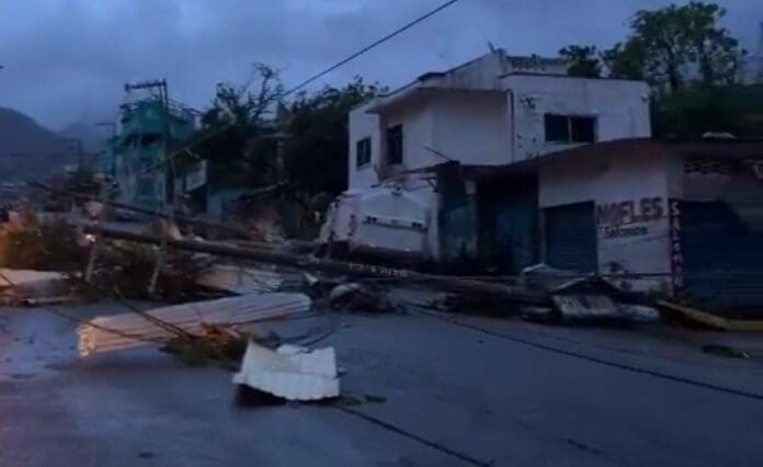 Pese a que las autoridades dicen que son pocos muertos, los cadáveres se acumulan en el Semefo de Acapulco.