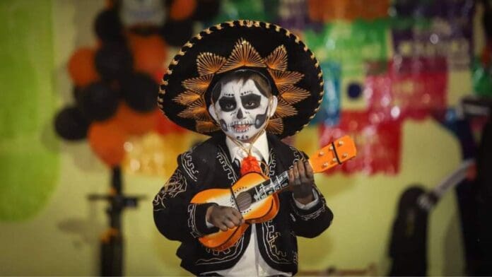 Catrinas, calaveras gigantes, ofrendas y más podrás encontrar en Playa del Carmen durante la celebración por Día de Muertos.