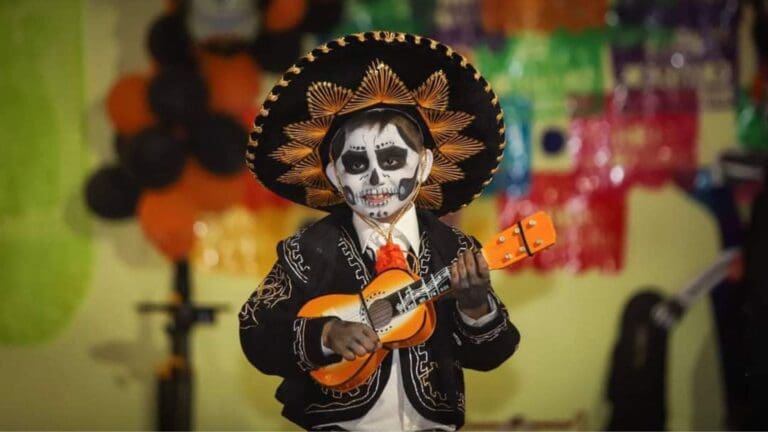 Con catrinas, calaveras gigantes y ofrendas recibe Playa del Carmen a turistas en el Día de Muertos