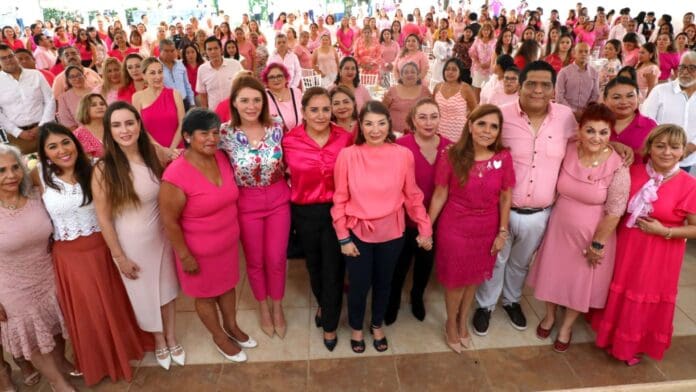 Se unen mujeres al Desayuno Rosa en beneficio de familias solidarenses