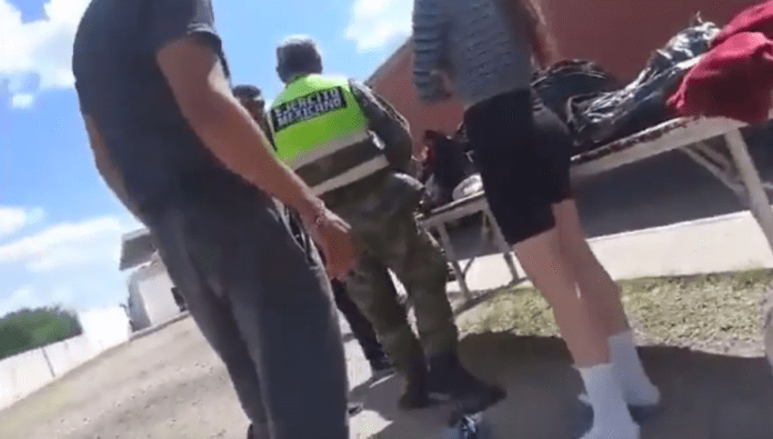 Video: Elementos del Ejército asaltan a ciudadanos, les quitan dinero y víveres que llevaban a Acapulco