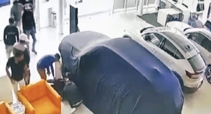 Comando irrumpe en agencia Volvo en León y sustrae 14 vehículos de gama alta