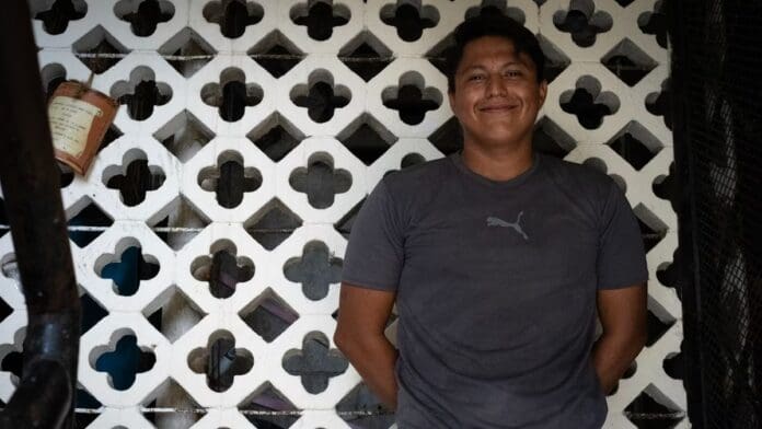 Lo obligaron a cuidar un yate mientras Otis impactaba a Acapulco y sobrevivió