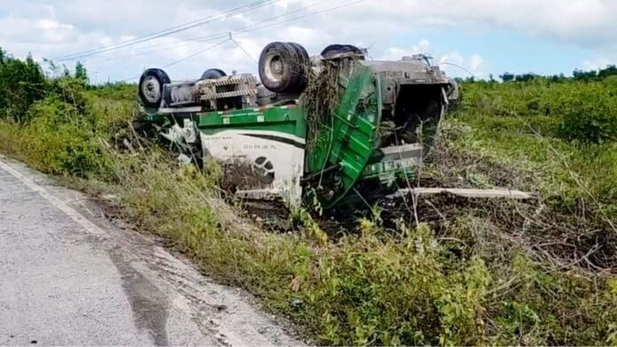 Un accidente en el que se volcó un camión de basura de la concesionaria PASA de Cozumel dejó tres personas lesionadas.