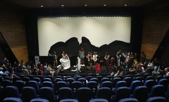 Mujeres trans destruyen pantalla de la Cineteca Nacional