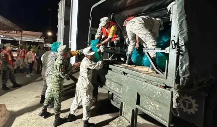 Denuncian que Ejército está retirando víveres que llevan civiles a damnificados por Otis en Acapulco