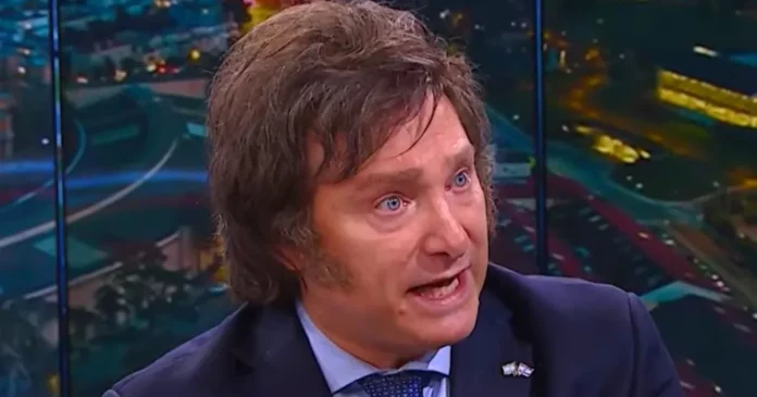 Javier Milei vive perturbador momento durante entrevista en vivo por “ruidos” en su cabeza