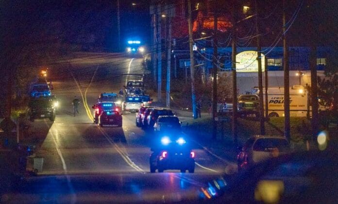 Tras tiroteo en Lewiston, policía rodea casa Robert Card, estás arrestado, entrégate