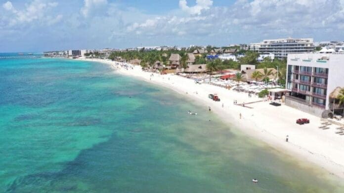 Playa del Carmen está limpio de sargazo; las costas lucen en perfectas condiciones para recibir a locales y visitantes.